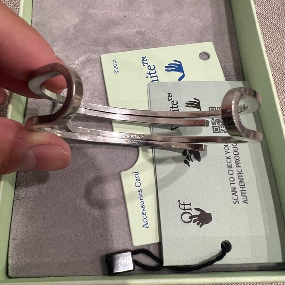 Off-White Silver Paperclip Cuff Bracelet in Brandnew condition - Picture 3 of 10